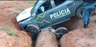 Viatura e moto caem em vala durante perseguição em RO