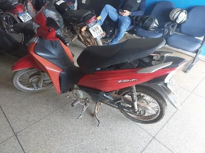 PM prende criminosos e recupera moto roubada em Vilhena