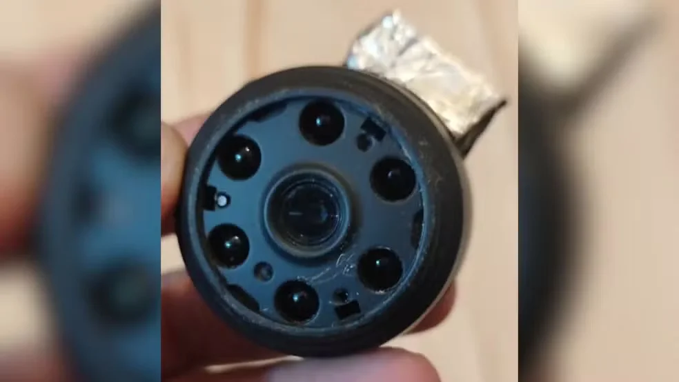 Mulher encontra câmera e suspeita do ex-companheiro