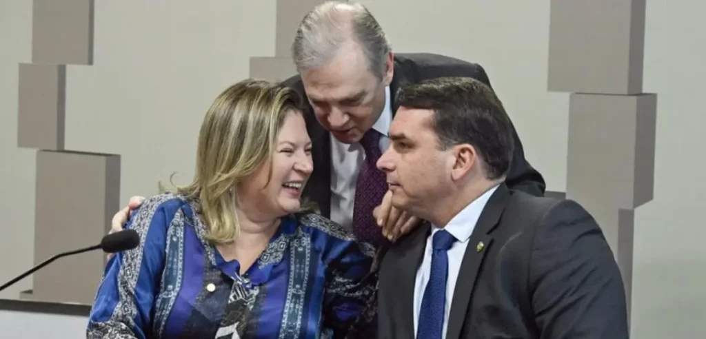 Joice chama Flávio Bolsonaro de ladrão: “O mais corrupto dos filhos”
