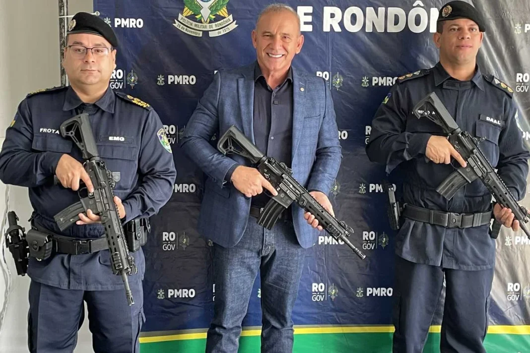 Ezequiel Neiva entrega fuzis israelenses à PM de Vilhena