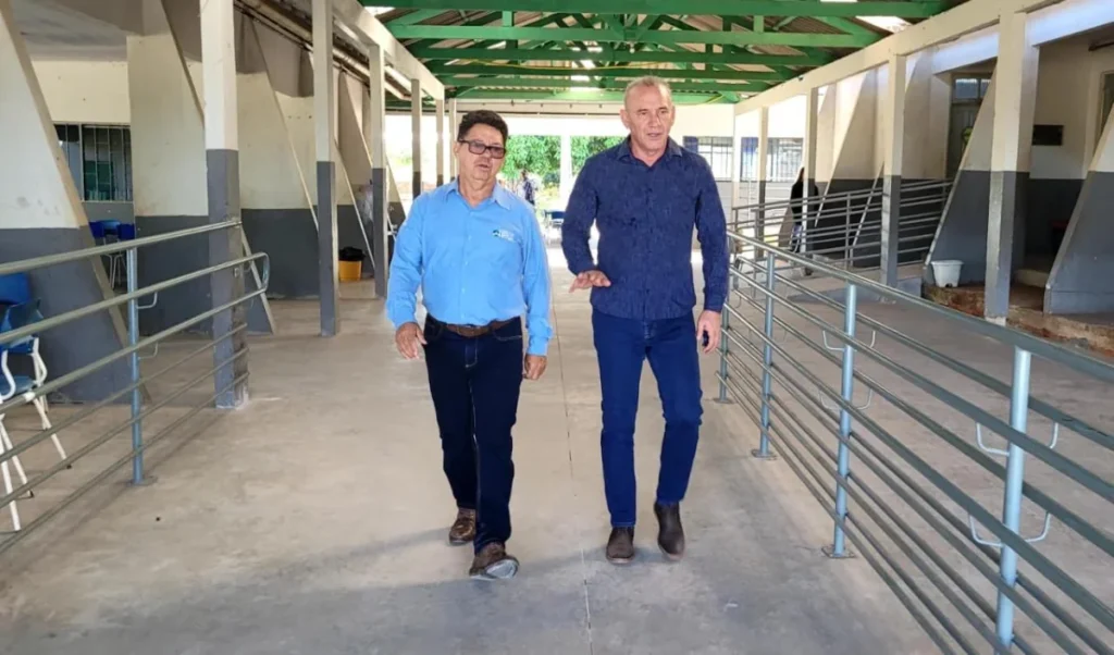 Deputado fiscaliza obras de modernização em escola de Cacoal