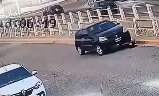 Mulher é atropelada pelo próprio carro ao verificar bateria