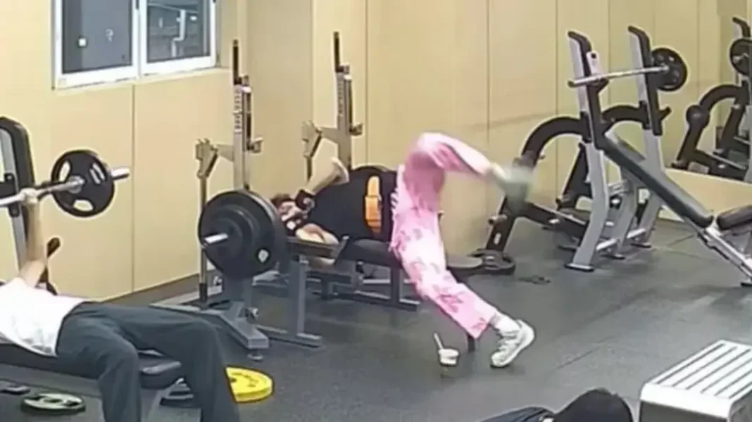 Homem fica preso sob barra de 145 kg e quase é esmagado