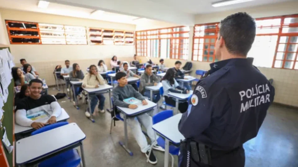 Dinheiro do Fundeb paga militares que atuam em escolas