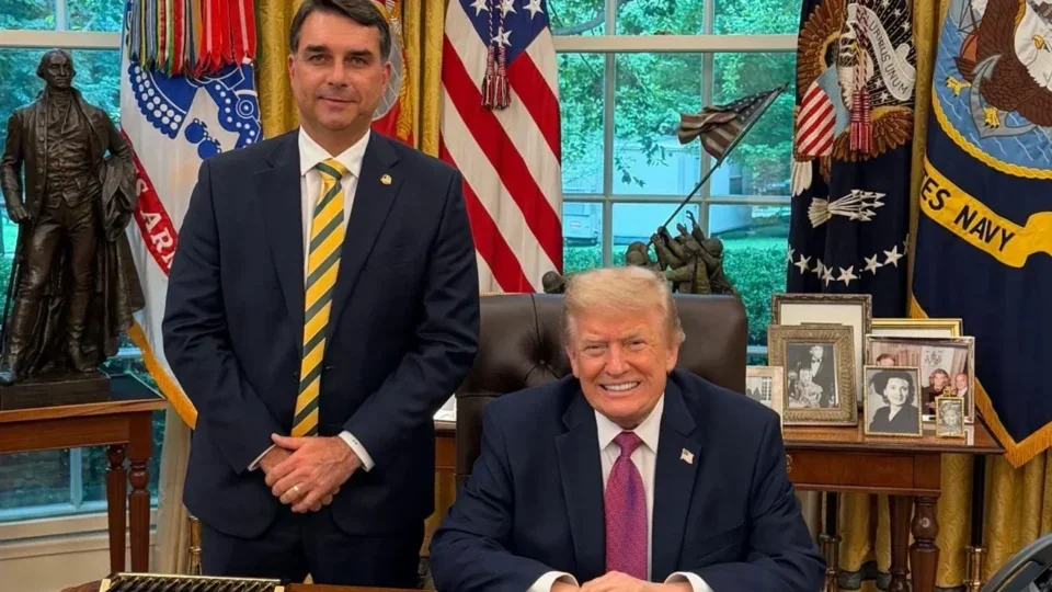 Trump declara guerra ao Pix após encontro com Flávio Bolsonaro