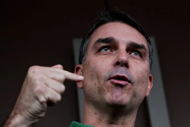 Desesperado, Flávio implora para Trump desistir de tarifas