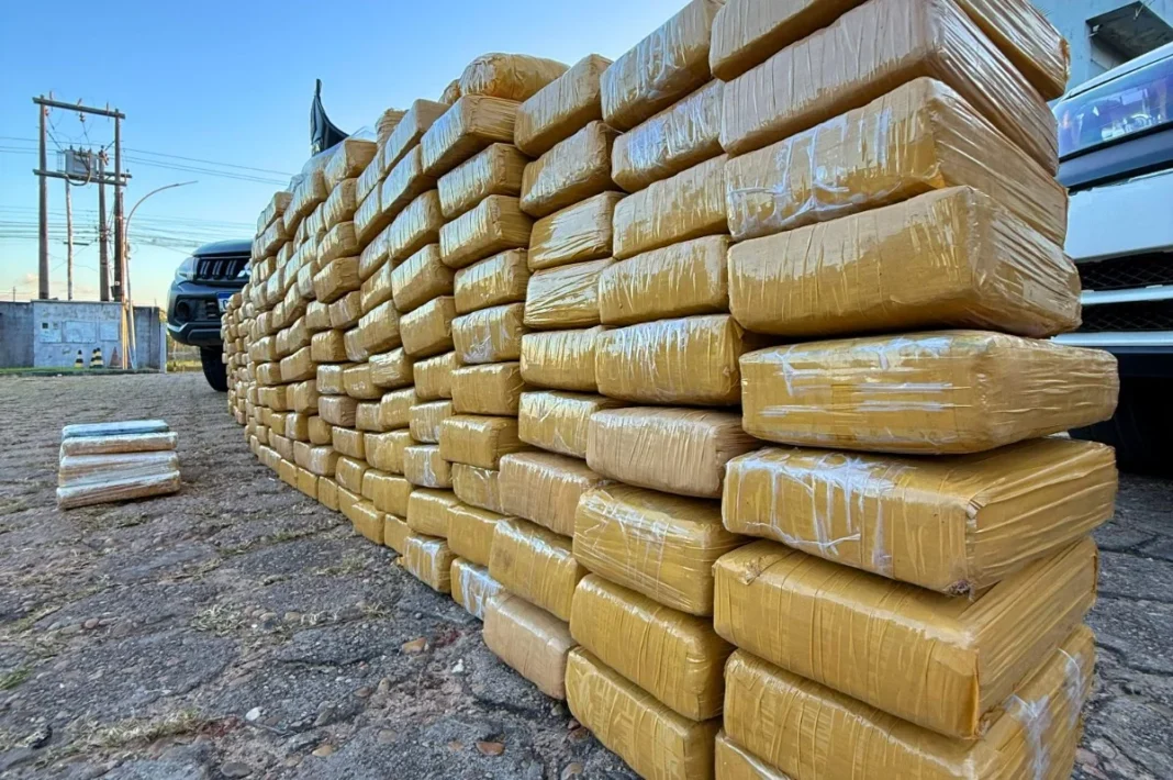 PM apreende 276 kg de drogas e prende quatro em RO