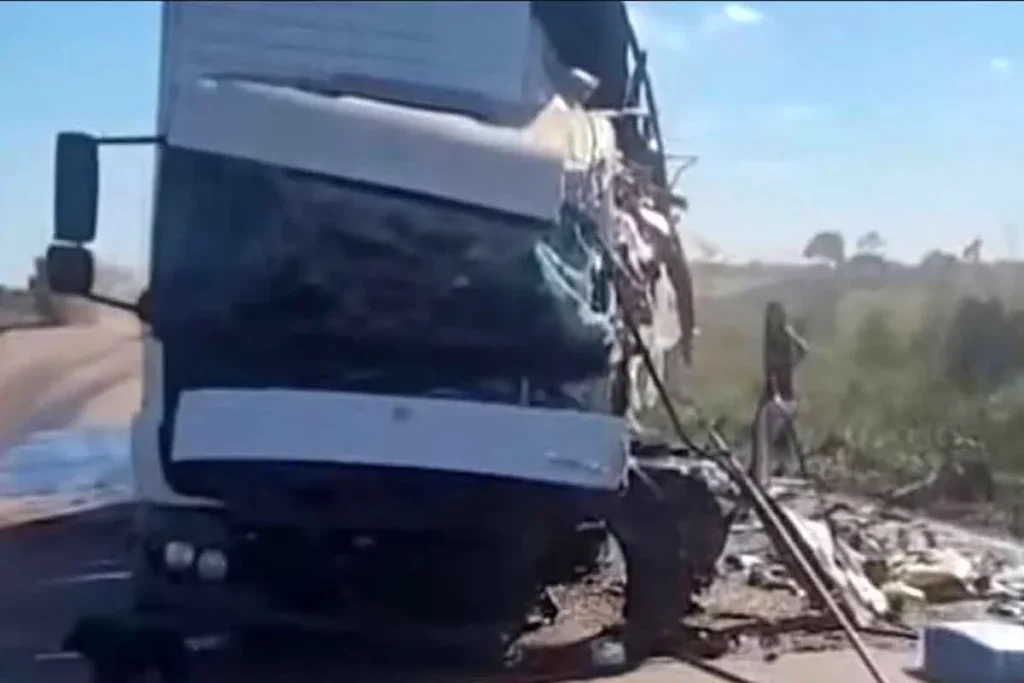 Colisão frontal entre caminhões deixa motoristas feridos em RO