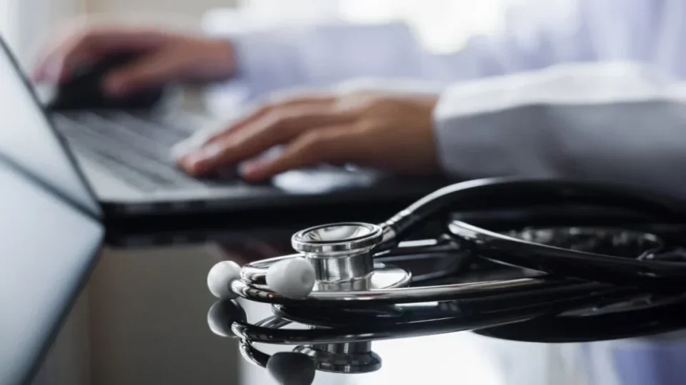 Médicos falsos lucram com fake news nas redes