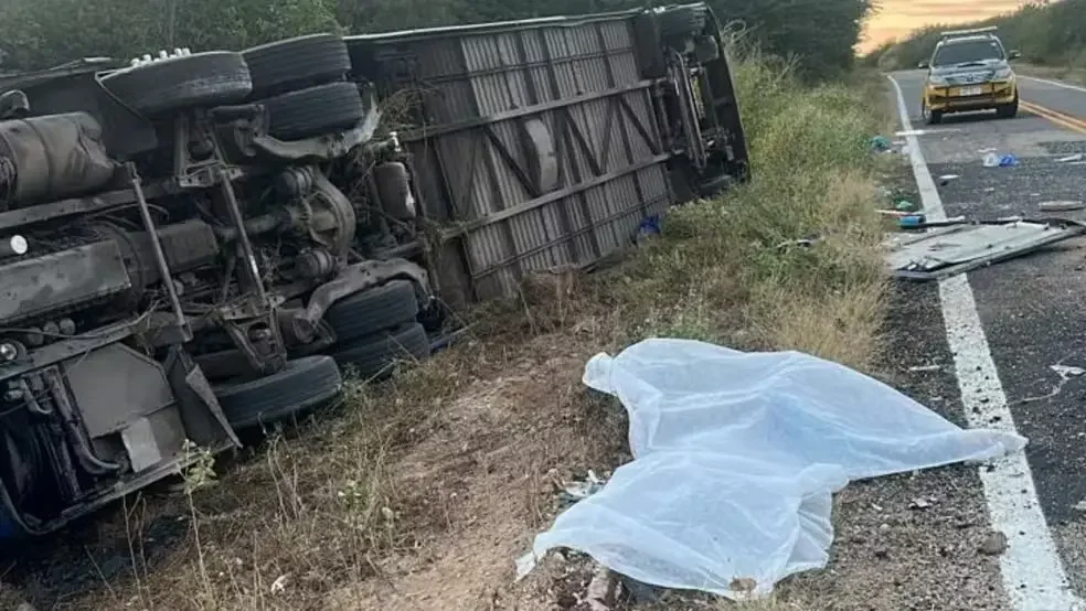 Ônibus com atletas capota e deixa sete atletas mortos