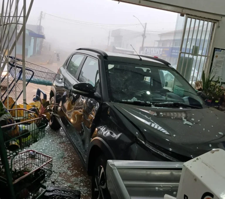 Vilhena: carro invade supermercado e assusta funcionários