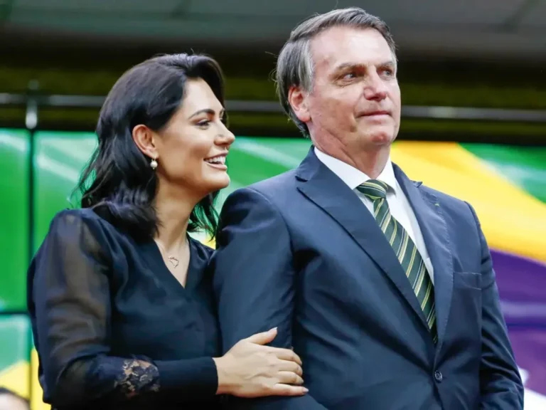Bolsonaro diz que Michelle é “incontrolável” e que o desafiou