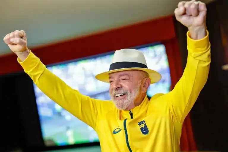 Lula cresce e dispara; Flávio despenca em nova pesquisa