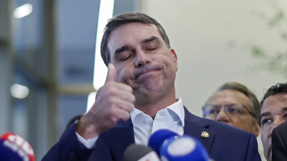 Pesquisa aponta alta rejeição de Flávio Bolsonaro