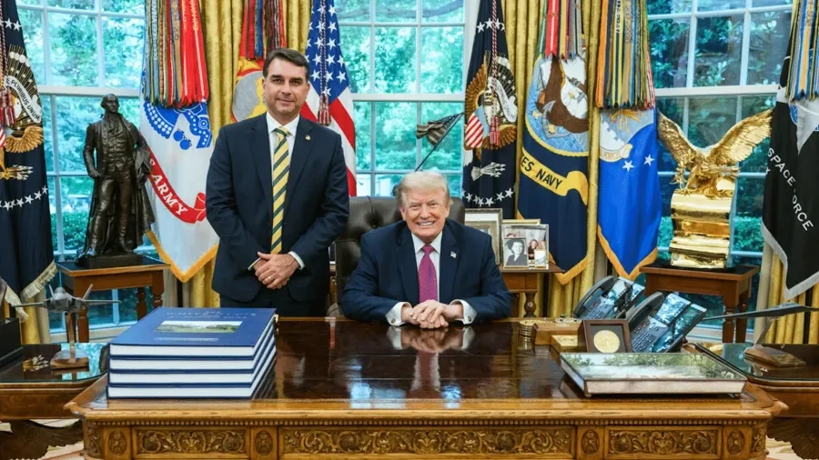 Trump ataca Brasil e o Pix para eleger Flávio Bolsonaro
