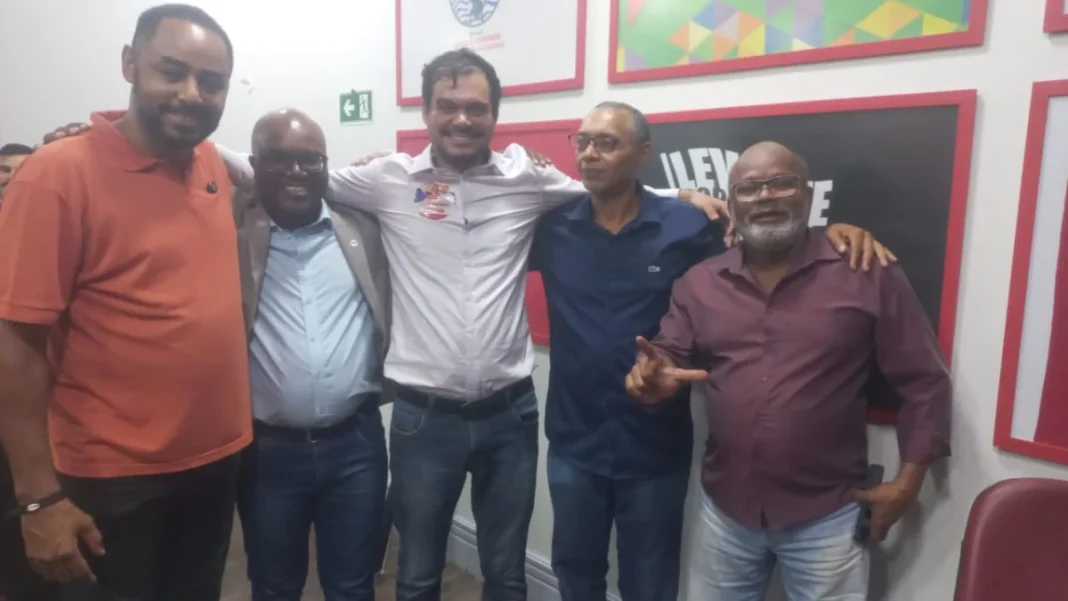 PSOL/Rede faz convenção e mira aliança com o PT