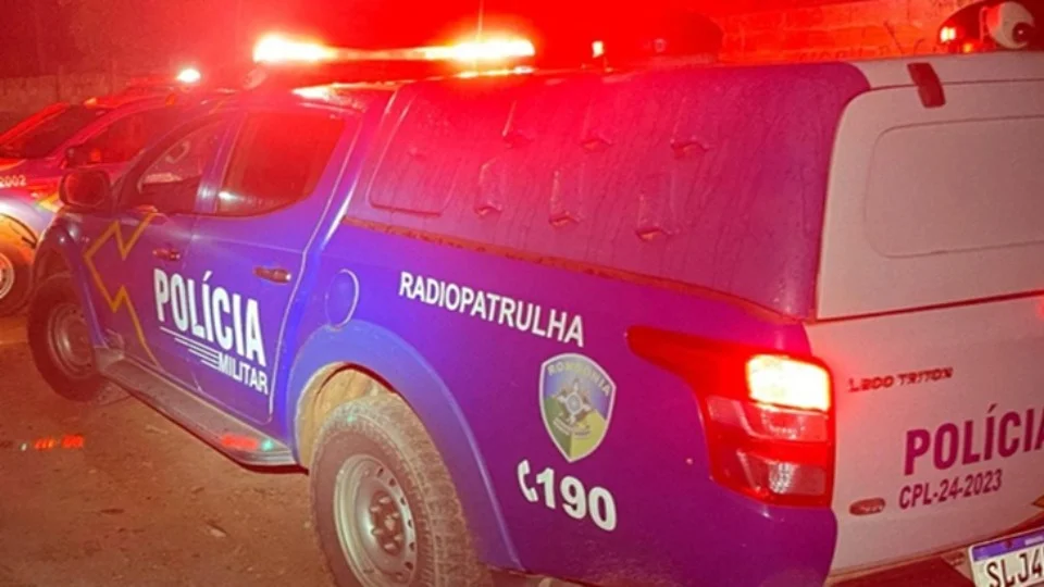 Homem invade casa da ex com caminhonete após separação em RO