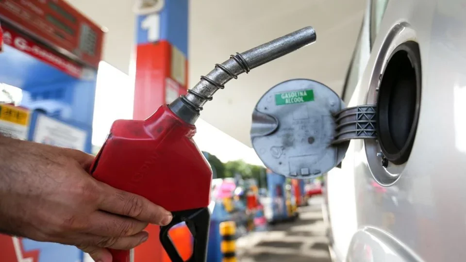 Gasolina com 32% de etanol chega aos postos neste sábado