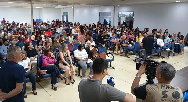 Liminar impede greve da educação e fixa multa a sindicatos