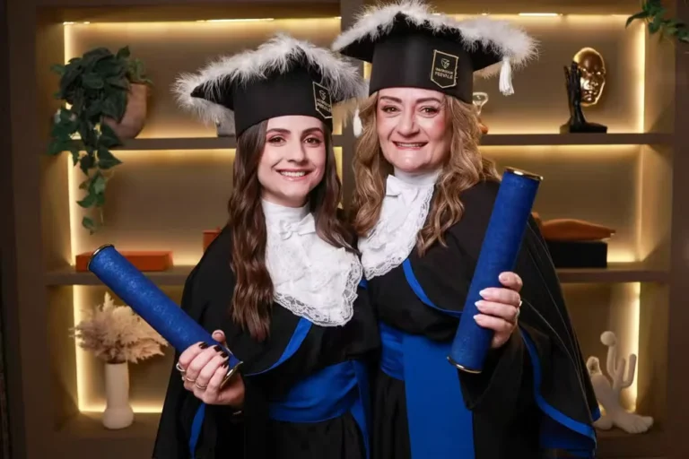 Mãe de 50 anos volta a estudar e se forma com a filha