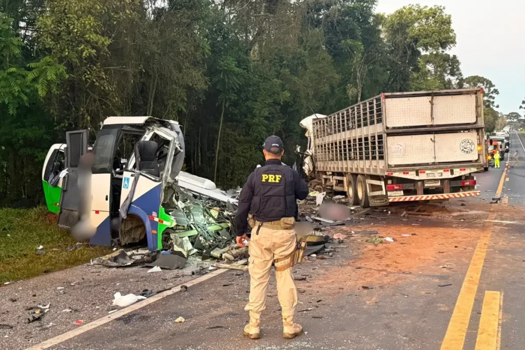 Acidente entre micro-ônibus da saúde e carreta deixa 23 mortos