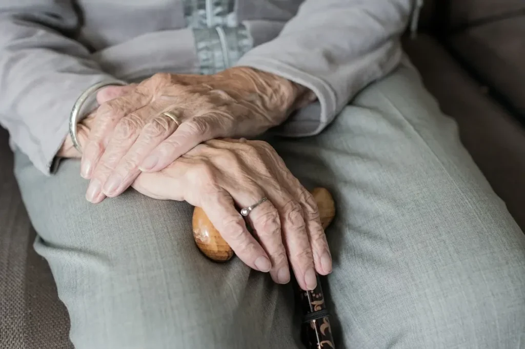 Sobrinho é condenado por explorar tia de 87 anos