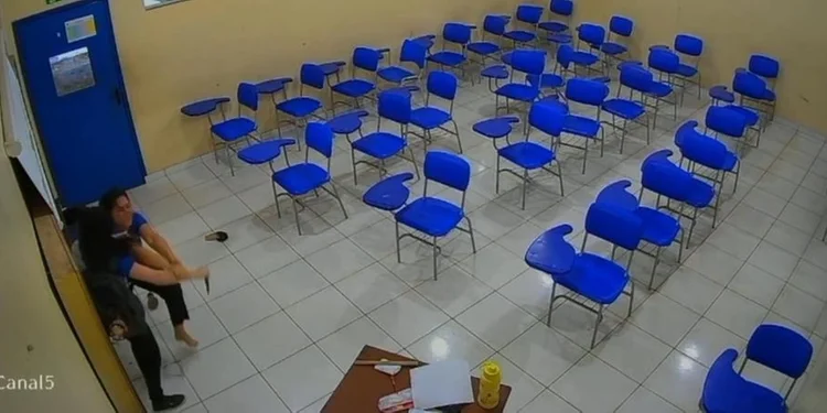 Professora é atacada a facadas por aluna (vídeo)
