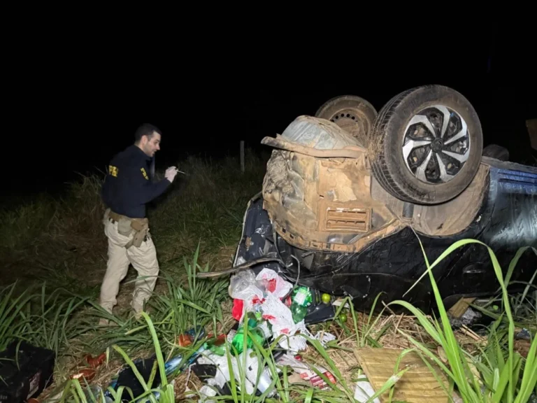 Capotamento na BR-364 mata mulher e deixa dois feridos