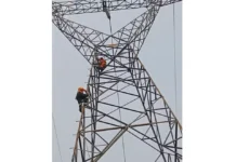 Criança de 5 anos é salva após subir em torre em RO