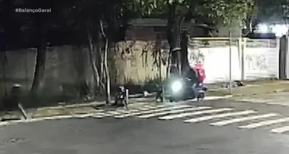 Mulher trans é morta a tiros por motociclista em praça