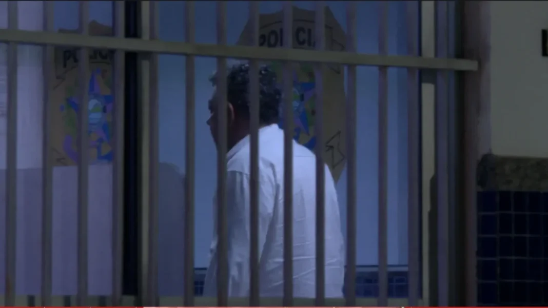 Médico é preso após tocar seios de adolescente em consulta