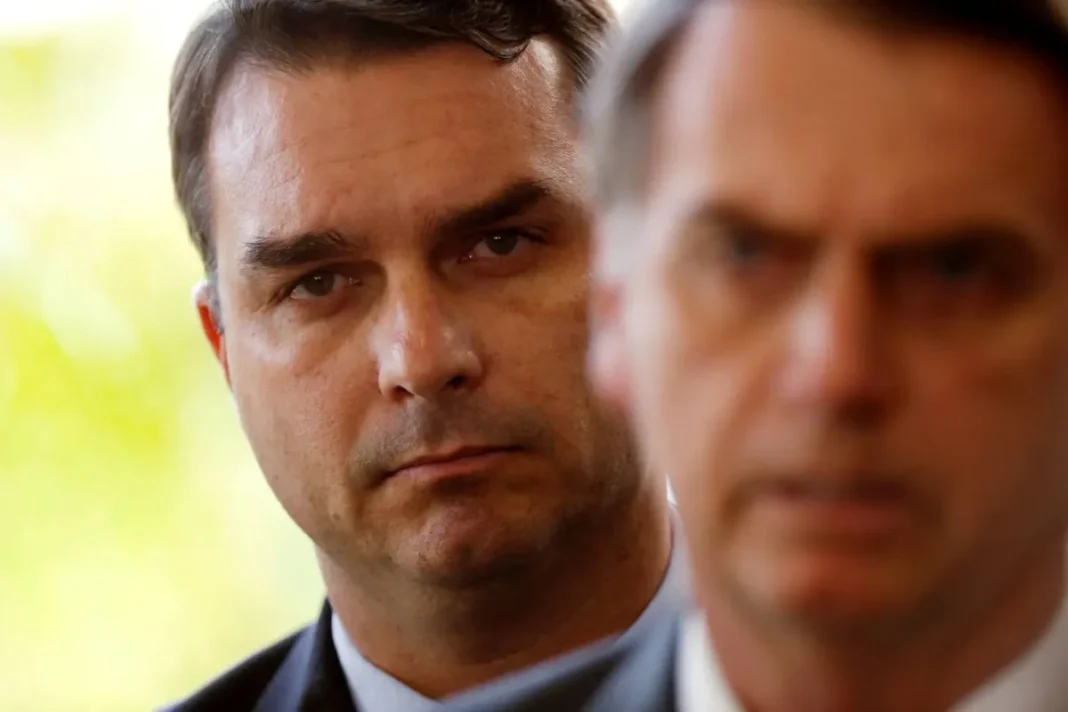 Flávio quer usar vitória para tirar Bolsonaro da prisão