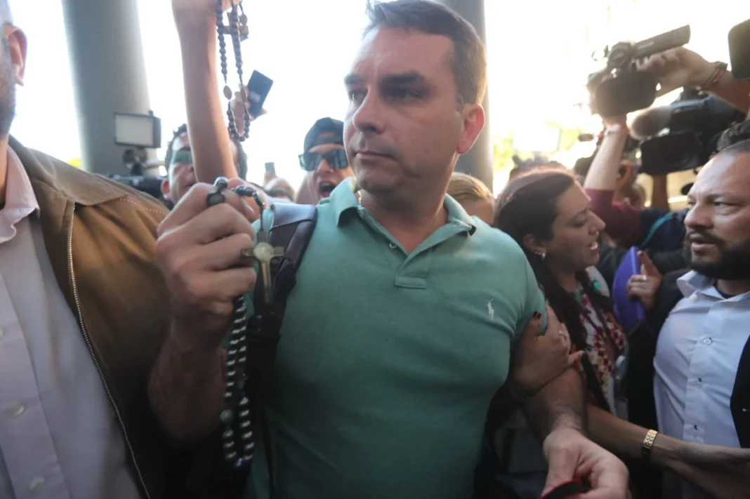 Orgias: mensagens apontam participação de Flávio Bolsonaro