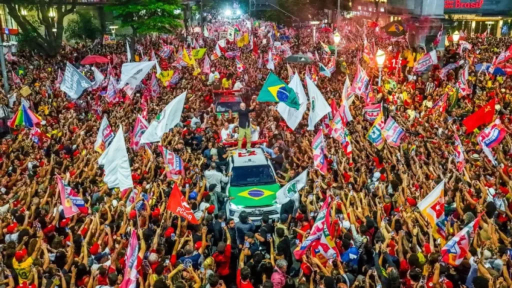 Lula reúne multidão e confia na virada: “Eu acredito”