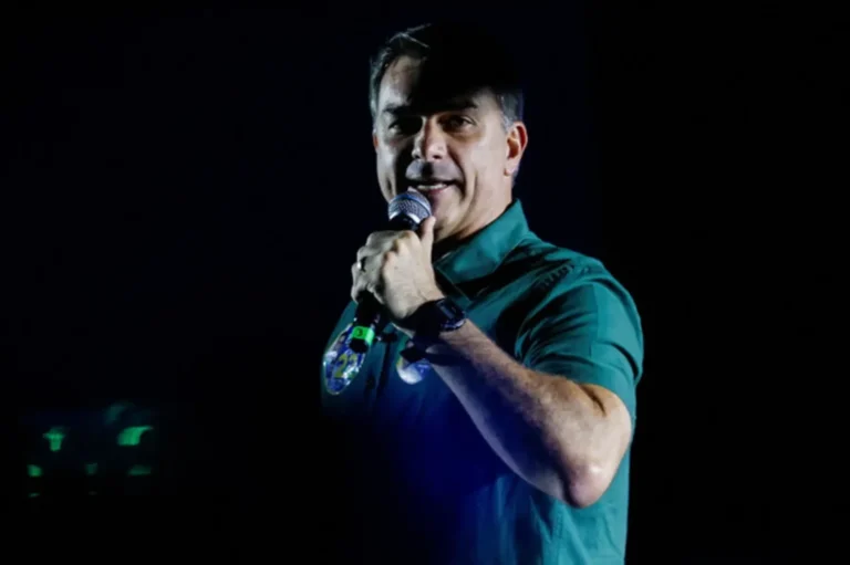 Festa com prostitutas e Rolex envolvem Flávio na pandemia