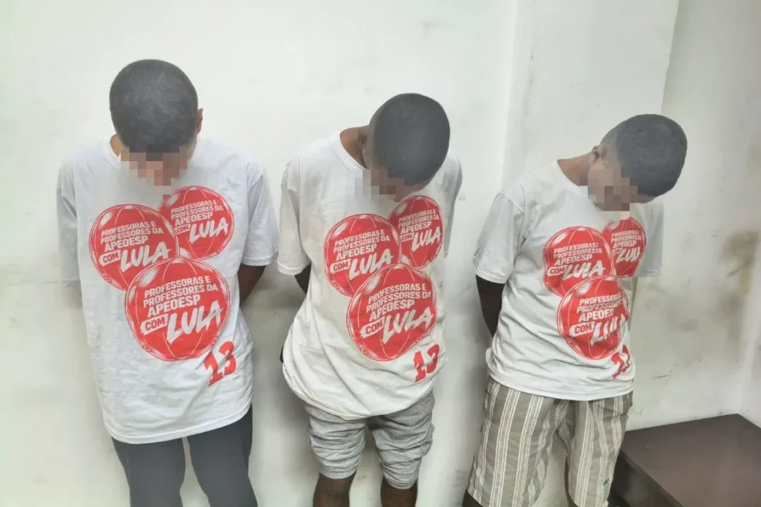 Armação: jovens são obrigados por PMs a usar camiseta de Lula