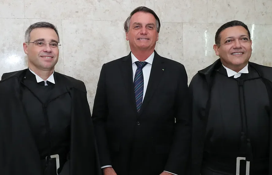 Ministros usam TSE para favorecer Flávio Bolsonaro