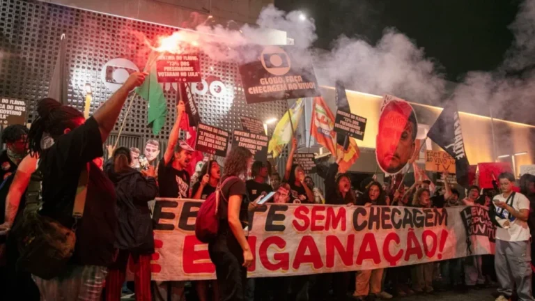 Protesto exige checagem de fake news no debate da Globo