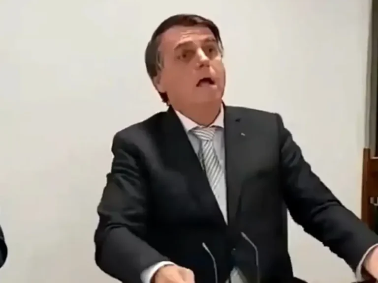 Globo desmente Flávio sobre deboche de Bolsonaro na pandemia