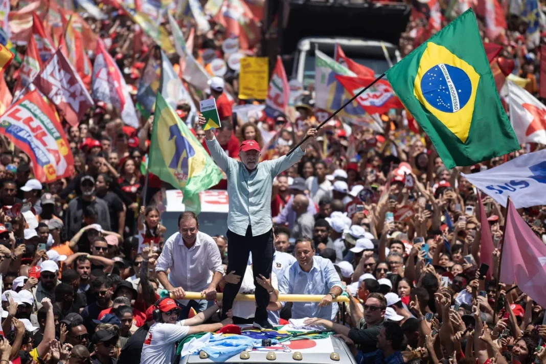 “Ele é uma mentira”, diz Lula em último ato de campanha