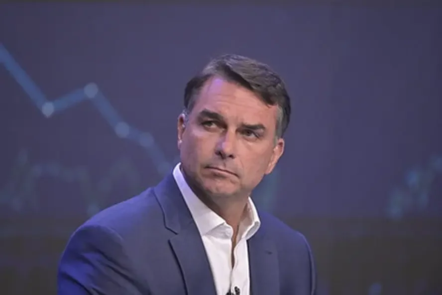 Desespero: Flávio divulga fake news sobre votos de mesários