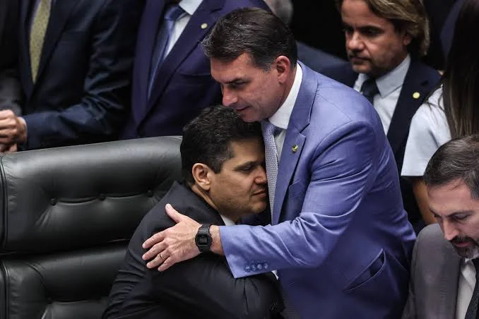 Alcolumbre planeja anistia a Bolsonaro por presidência do Senado