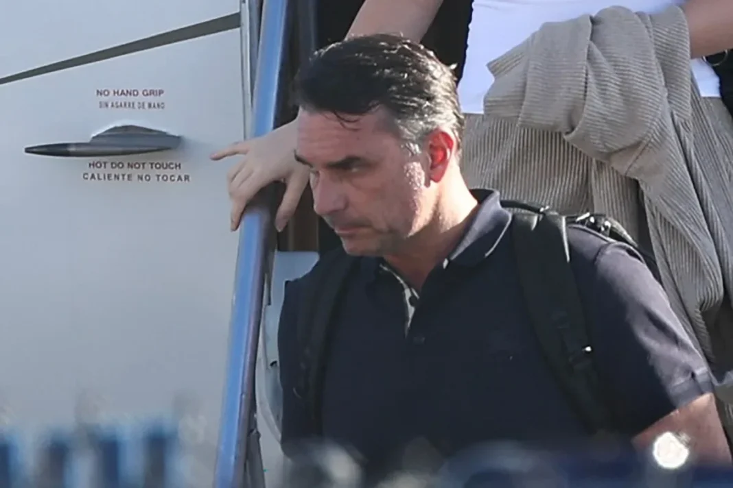 Flávio entra em universo paralelo e se autoproclama presidente