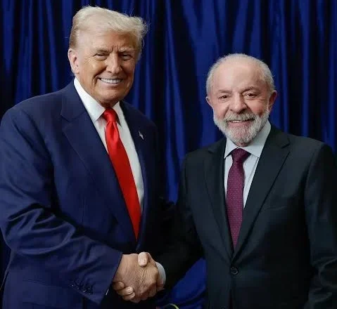 Trump segue o líder, faz o “L” e declara:”Gosto do Lula”
