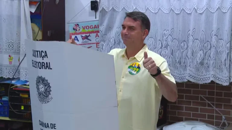 Flávio Bolsonaro comete crime eleitoral no dia da eleição