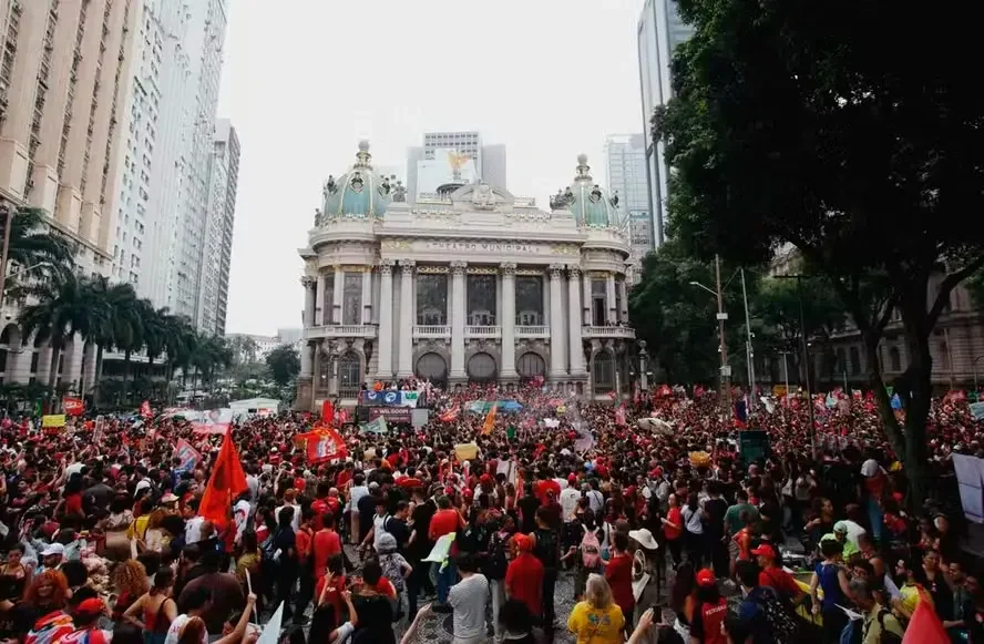 Milhares de estudantes vão às ruas por reeleição de Lula