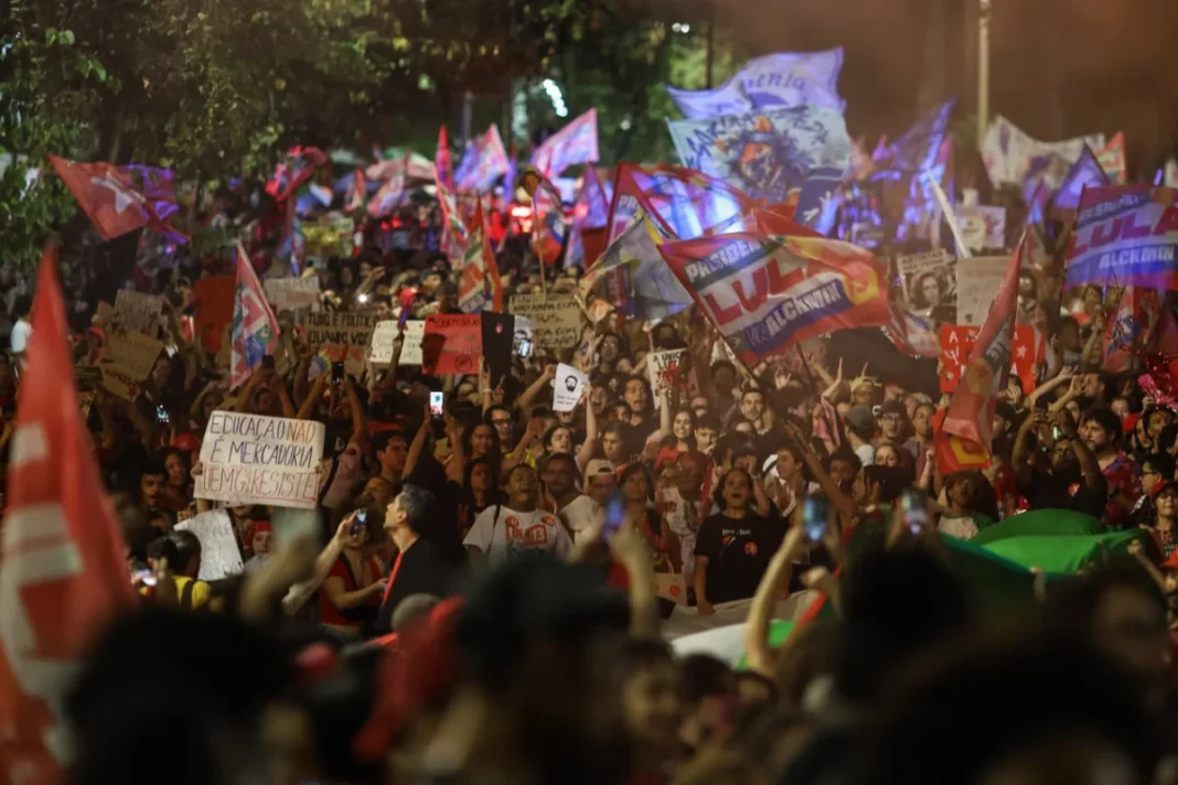 “Se Flávio vence, você perde”: milhares vão às ruas por Lula