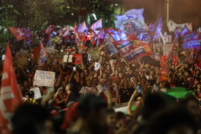 “Se Flávio vence, você perde”: milhares vão às ruas por Lula