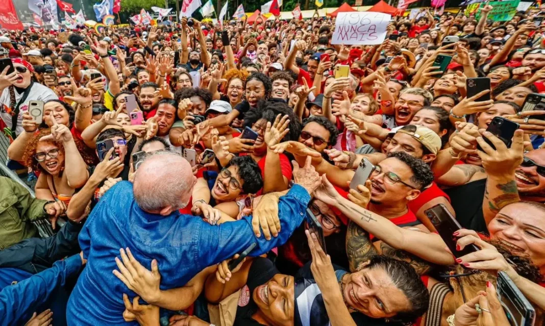 Nos braços do povo, Lula ganha força e promete virada histórica